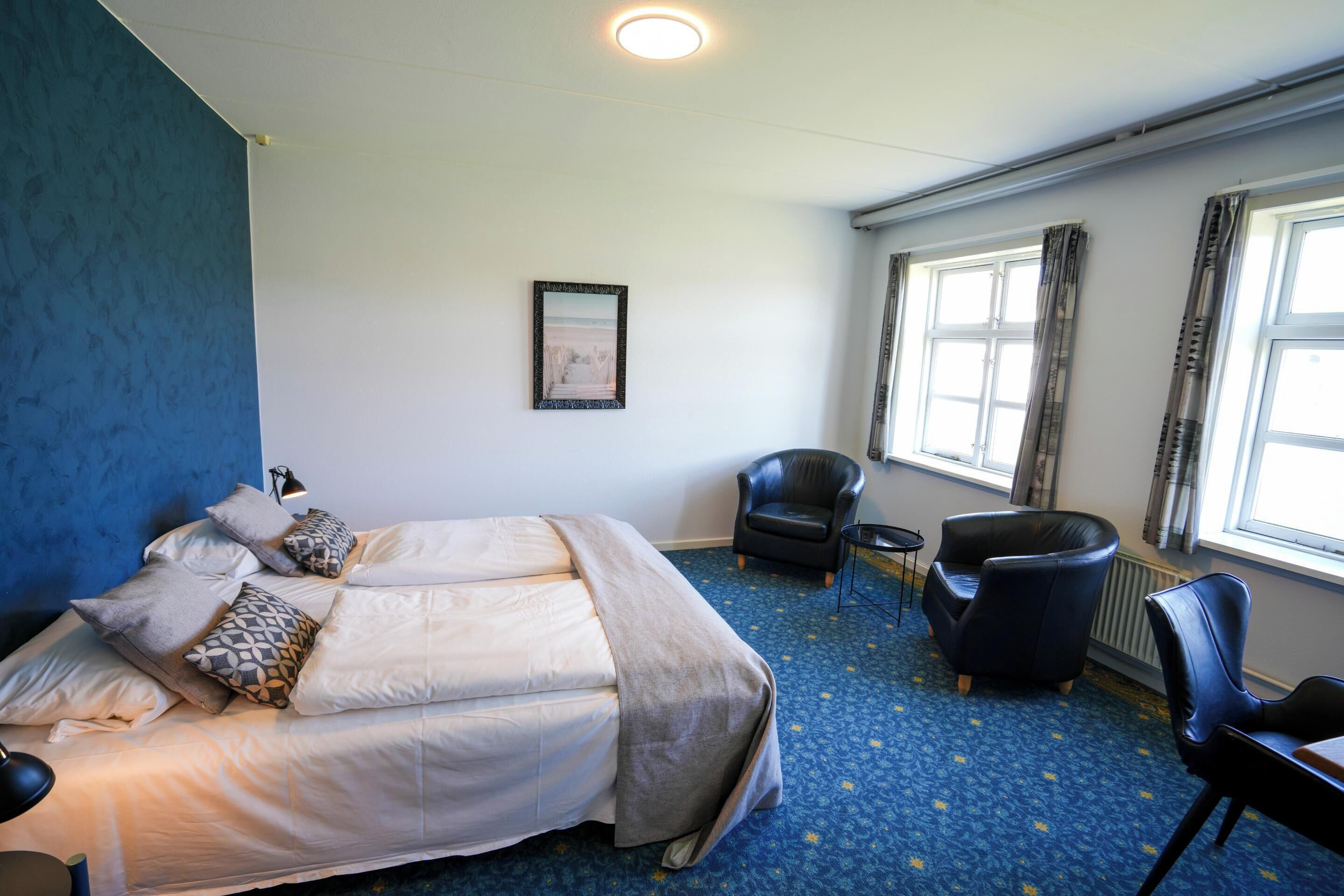 family room | 1 bedroom, hypo-allergenic bedding, desk, blackout curtains