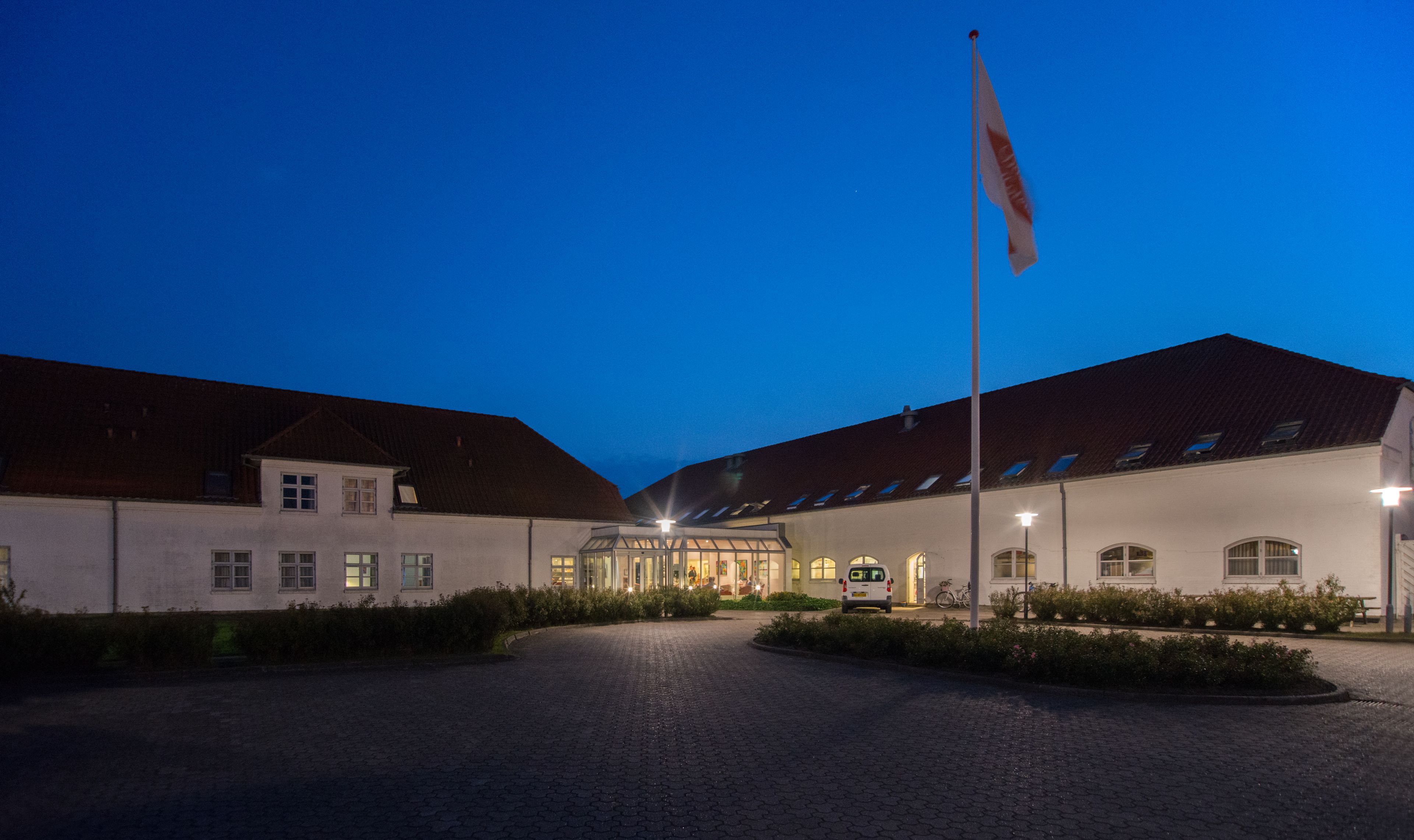 Voorkant accommodatie - avond/nacht