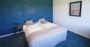 Habitación familiar | Ropa de cama hipoalergénica, escritorio y cortinas blackout 