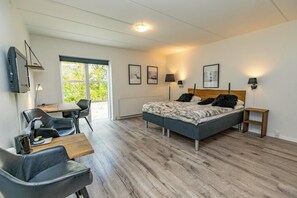 Quarto superior | Individualmente decorados, individualmente mobiliados, escrivaninha