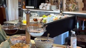 Breakfast (DKK 100.00 per person)