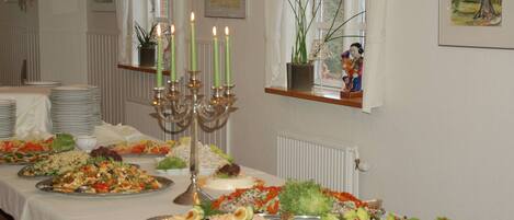 Breakfast, lunch and dinner served