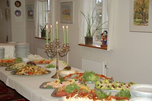 Serveert ontbijt, lunch en diner