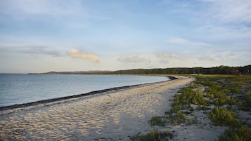På stranden