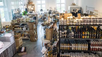 Un almacén amplio con pasillos espaciosos, cajas de madera y estanterías repletas de diversos productos.