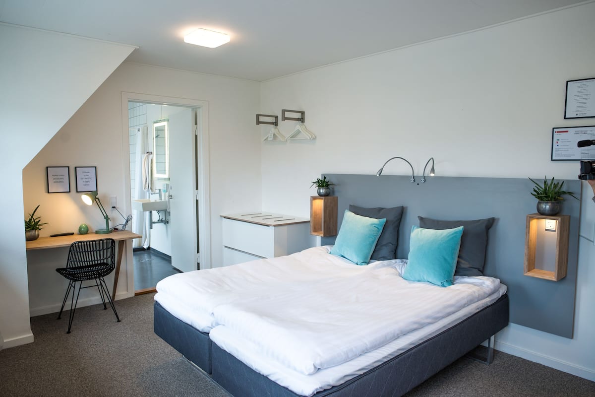 desk, iron/ironing board, cots/infant beds, rollaway beds