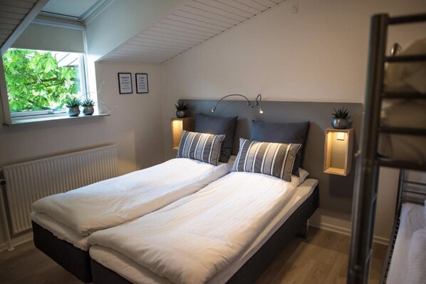 Habitación cuádruple | Escritorio, tabla de planchar con plancha, cunas (de pago)