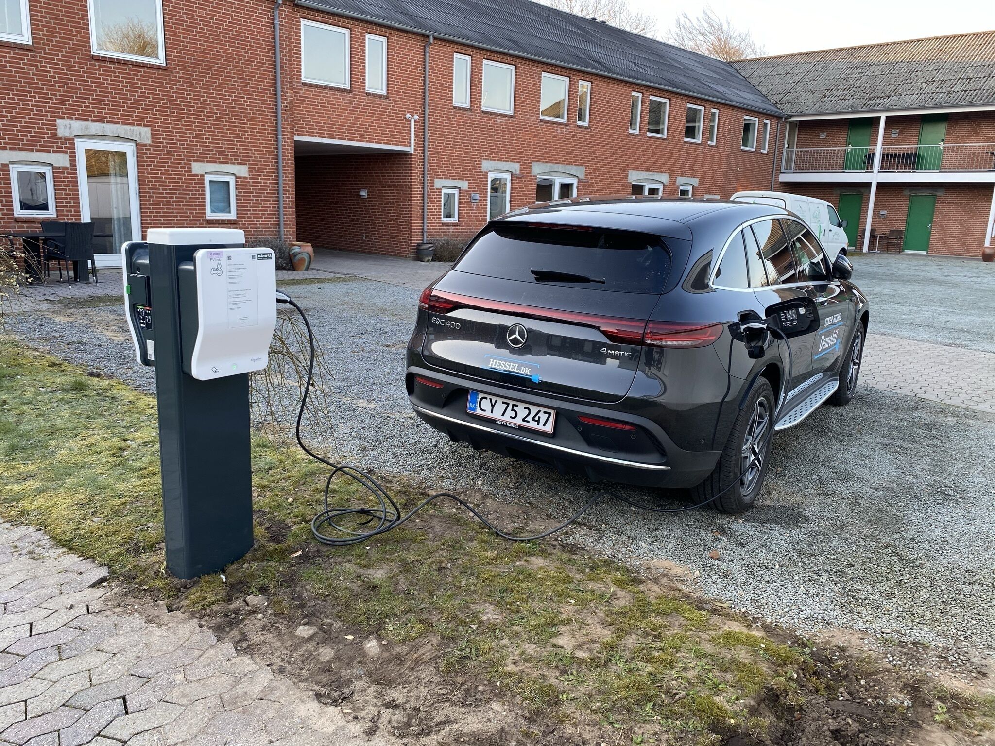 Electric vehicle charging station