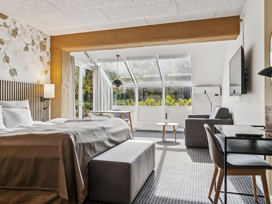 Junior Suite, 1 King Bed, Non Smoking (with Sofabed)