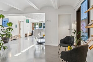 Bar (trong khuôn viên)