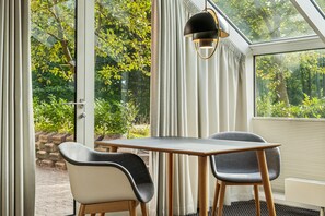 Suite – junior, 1 kingsize-seng, ikke-røyk (with Sofabed) | Skrivebord, blendingsgardiner, strykejern/-brett og wi-fi (inkludert)