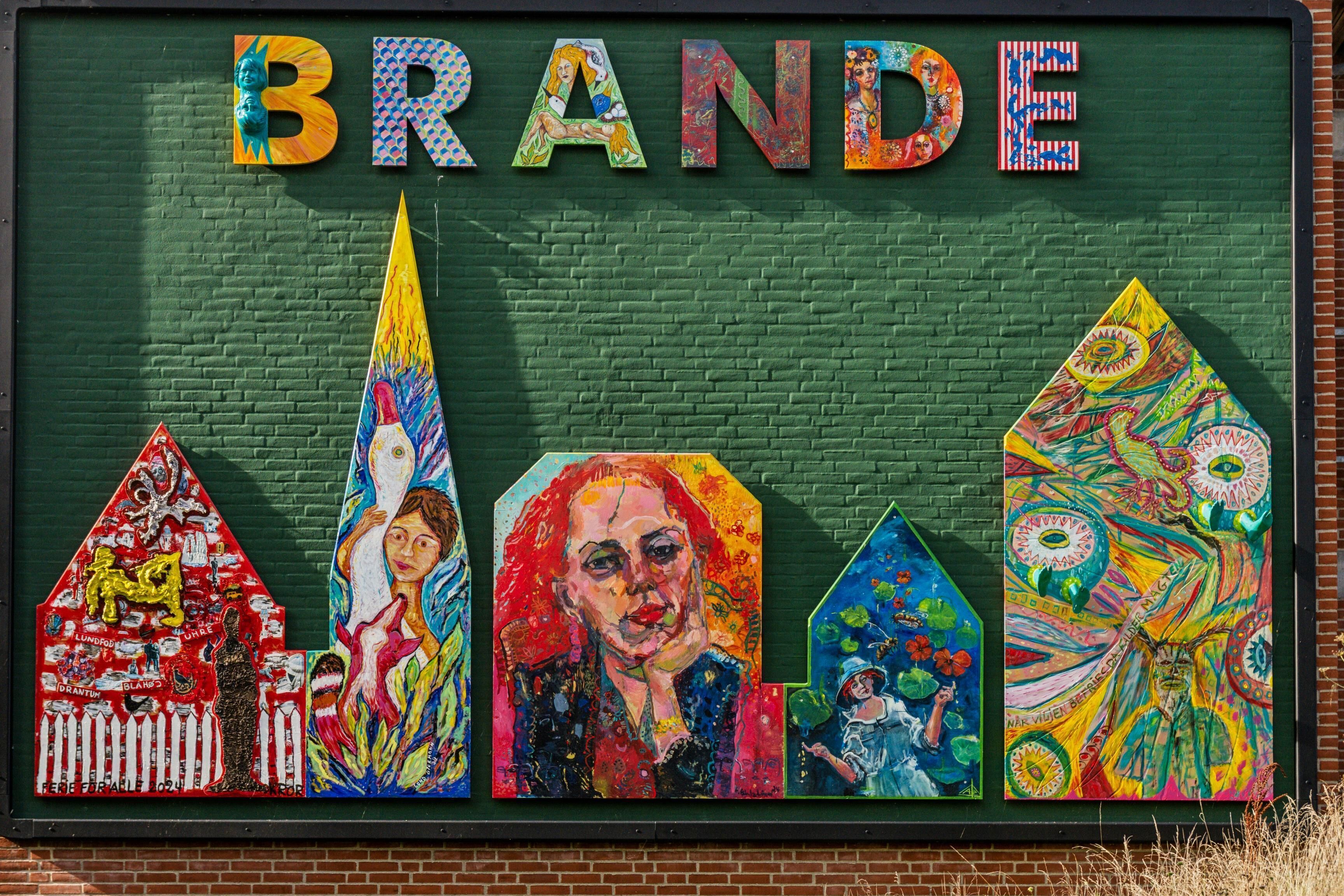 A colorful mural with the word "BRANDE" and various artistic representations of houses.