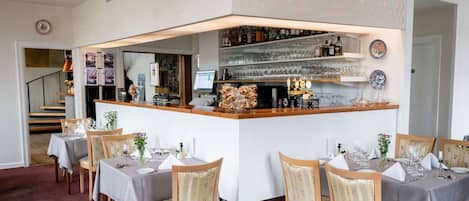 Lunch, dinner, brunch served; Regional cuisine