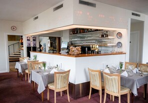 Der serveres frokost, aftensmad, brunch og regionale retter 