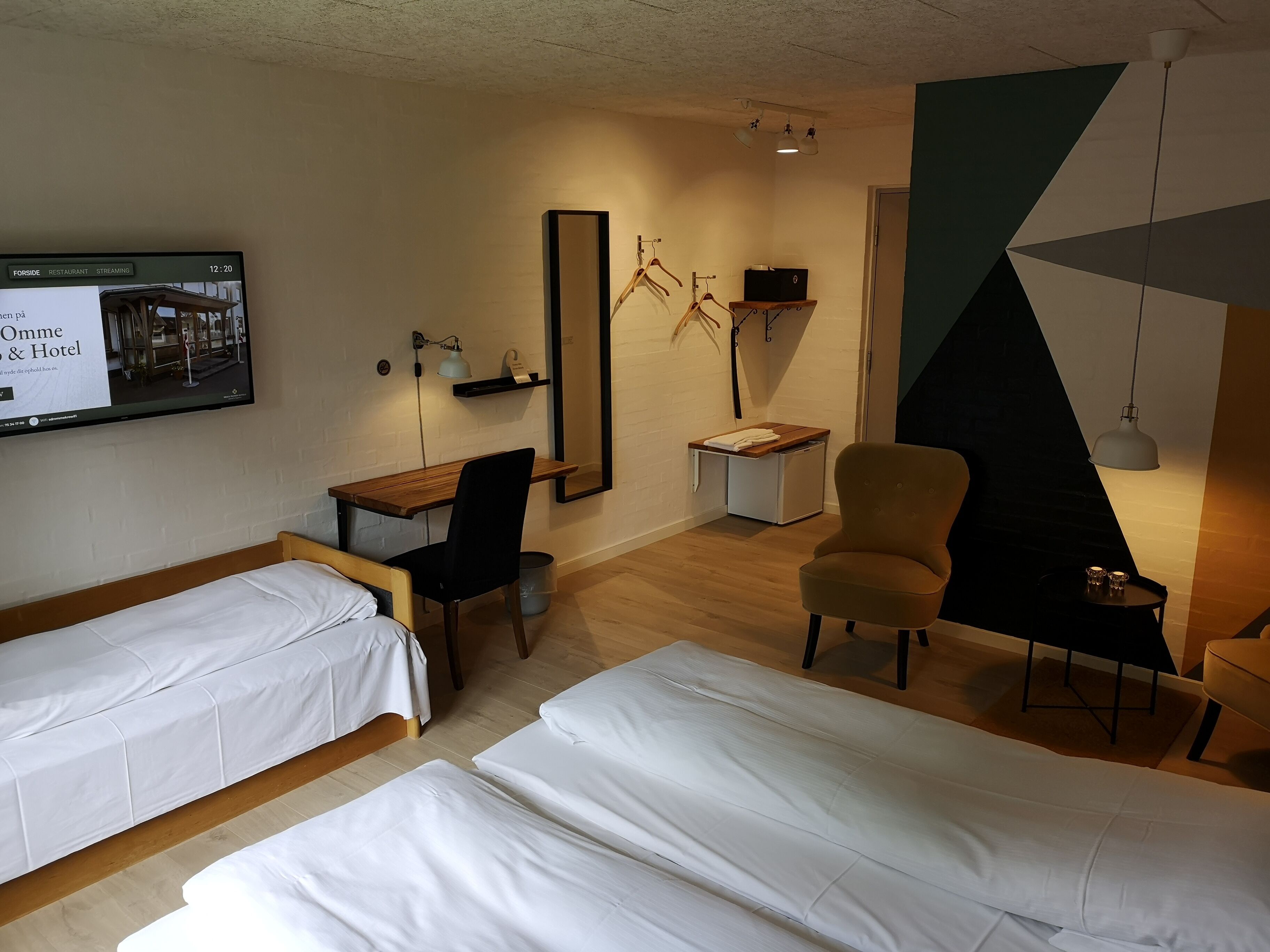 comfort quadruple room | in-room safe, desk, soundproofing, free wifi