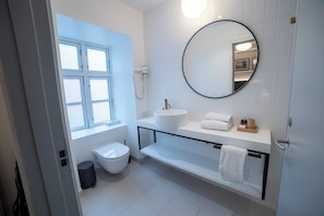 Quarto solteiro standard | Banheiro | Chuveiro, secador de cabelo, toalhas de banho, sabonete