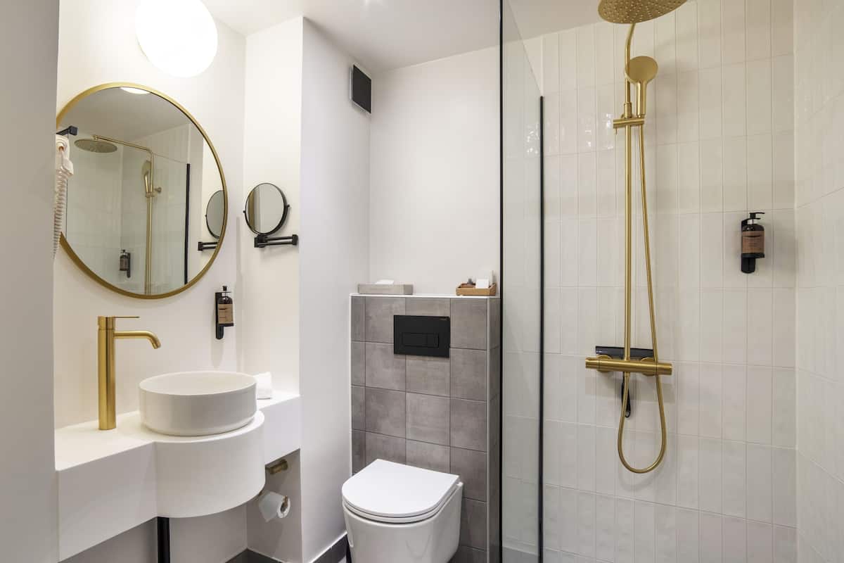 Habitación superior con 2 camas individuales | Caja fuerte, escritorio, tabla de planchar con plancha y wifi gratis