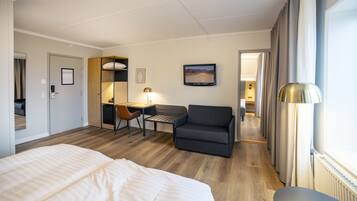 Large Family Room | In-room safe, desk, iron/ironing board, free WiFi