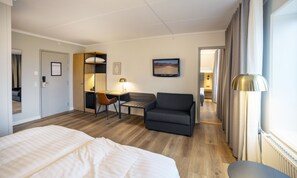 Large Family Room | In-room safe, desk, iron/ironing board, free WiFi - Go Hotel Herlev (Herlev)
