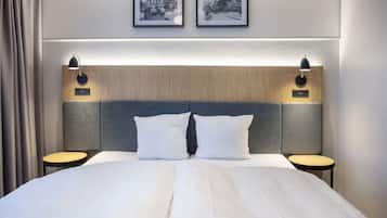 Cofres nos quartos, escrivaninha, ferros/tábuas de passar roupa