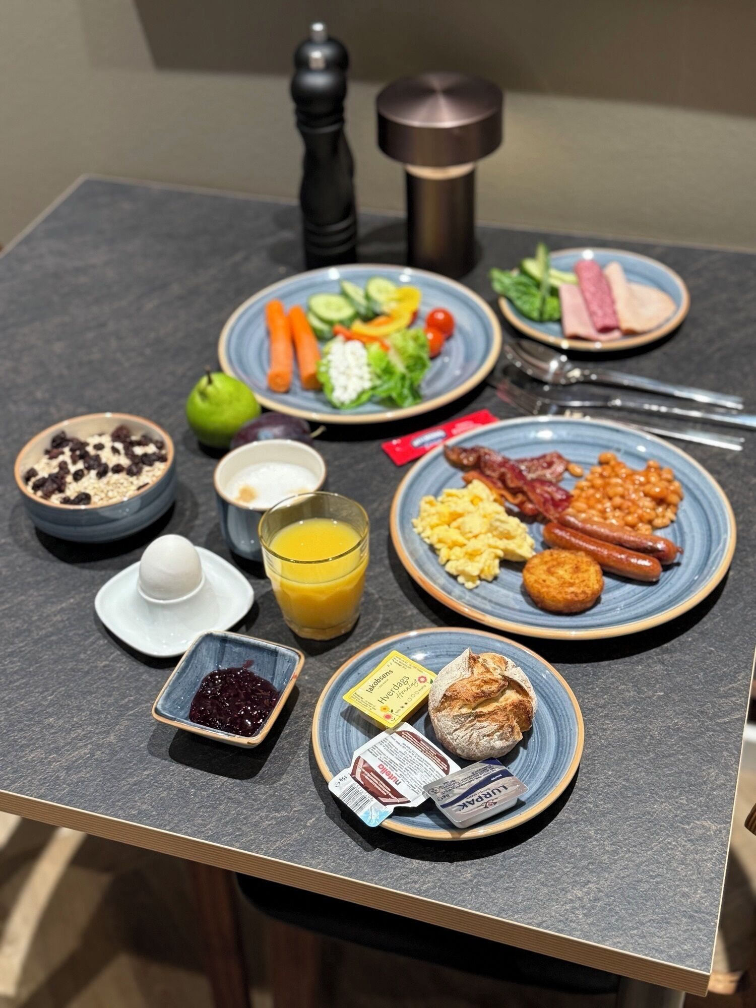 daily buffet breakfast (dkk 129 per person)