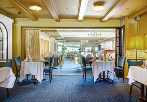 Déjeuner et dîner servis sur place, spécialités Cuisine locale