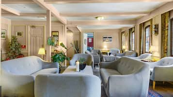 Coin salon dans le hall