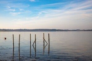 Rannalla, valkoista hiekkaa, soutumahdollisuus