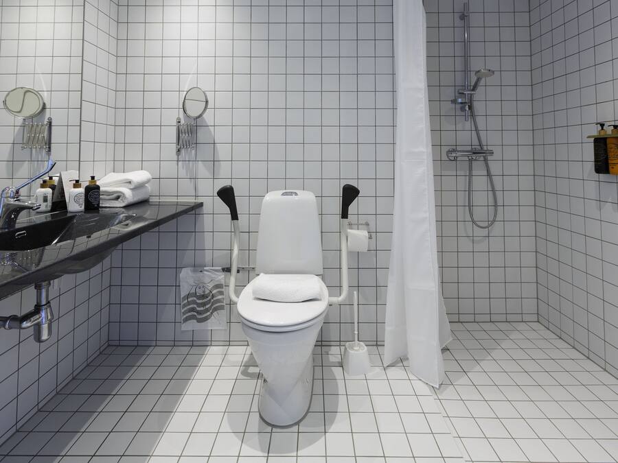 Ein modernes Badezimmer mit Toilette, Waschbecken und Dusche.