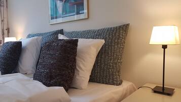 Minibaari, työpöytä, pimennysverhot, vauvansängyt