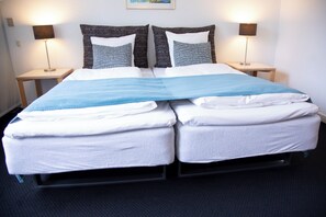 Minibar, desk, blackout curtains, cots/infant beds - Hotel Strandparken (Holbaek)