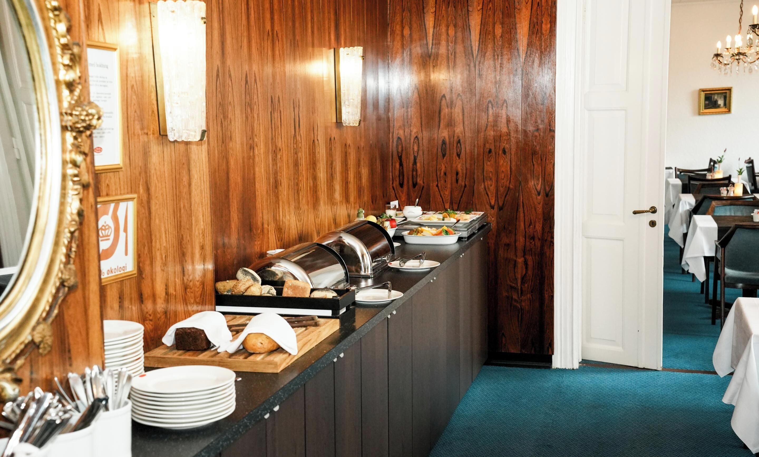 daily buffet breakfast (dkk 199 per person)