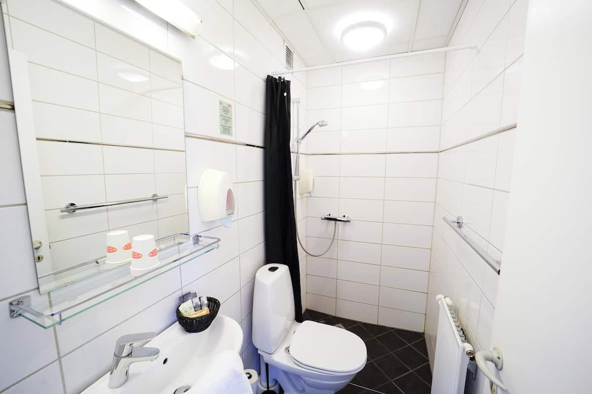 family quadruple room | bathroom | shower, eco-friendly toiletries, hair dryer, slippers