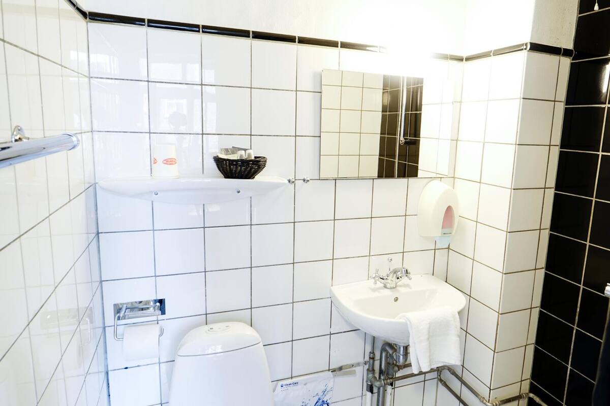 standard twin room | bathroom | shower, eco-friendly toiletries, hair dryer, slippers