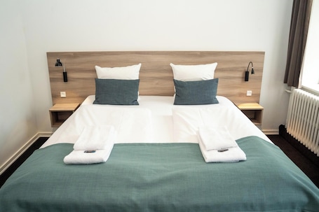 Escritorio, cortinas blackout y tabla de planchar con plancha . Hotel Ansgar