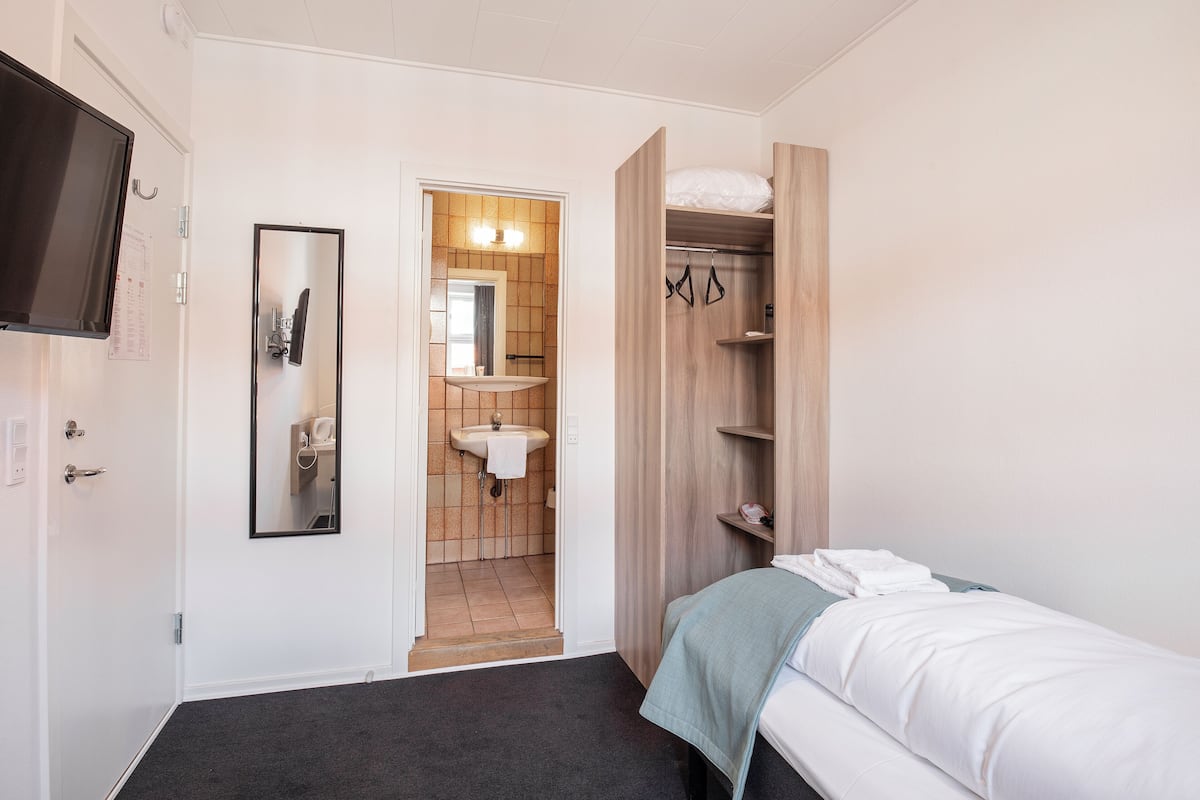 standard single room | bathroom | shower, eco-friendly toiletries, hair dryer, slippers