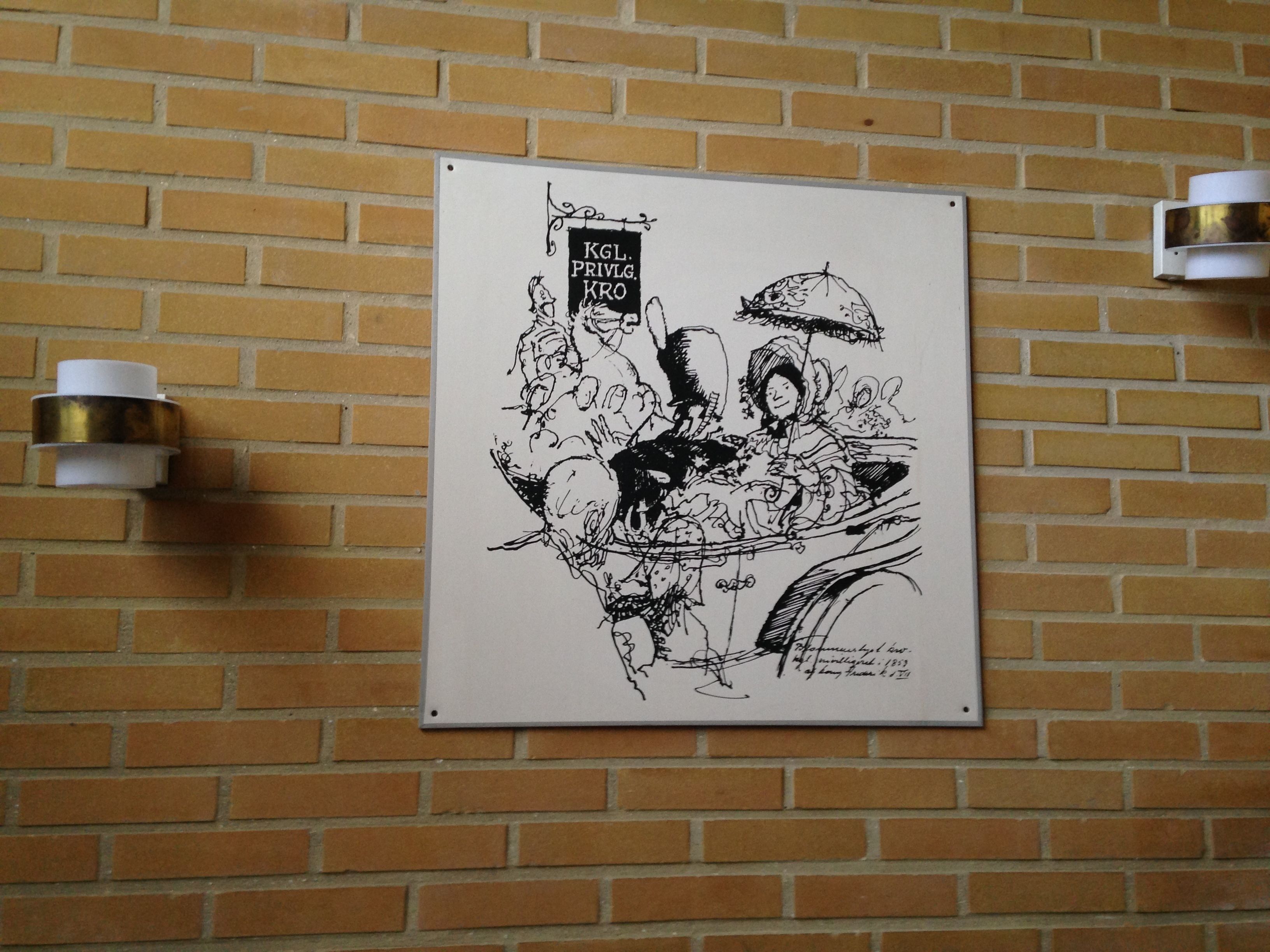 En svartvit teckning som föreställer en festlig scen med en skylt på en tegelvägg där det står "KGL. PRIVILEG KRO".