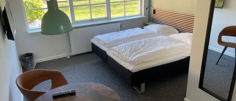 Standard tvÄbÀddsrum | 1 sovrum, skrivbord, gratis wi-fi och sÀngklÀder