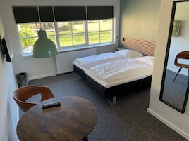 Escritorio, wifi gratis y ropa de cama 