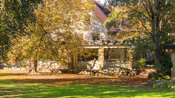 A house with a stone foundation, a red roof, and a well-maintained lawn. - Blommenslyst Kro (Blommenslyst)
