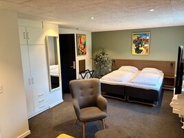 Quarto casal superior | Escrivaninha, Wi-Fi de cortesia, roupa de cama