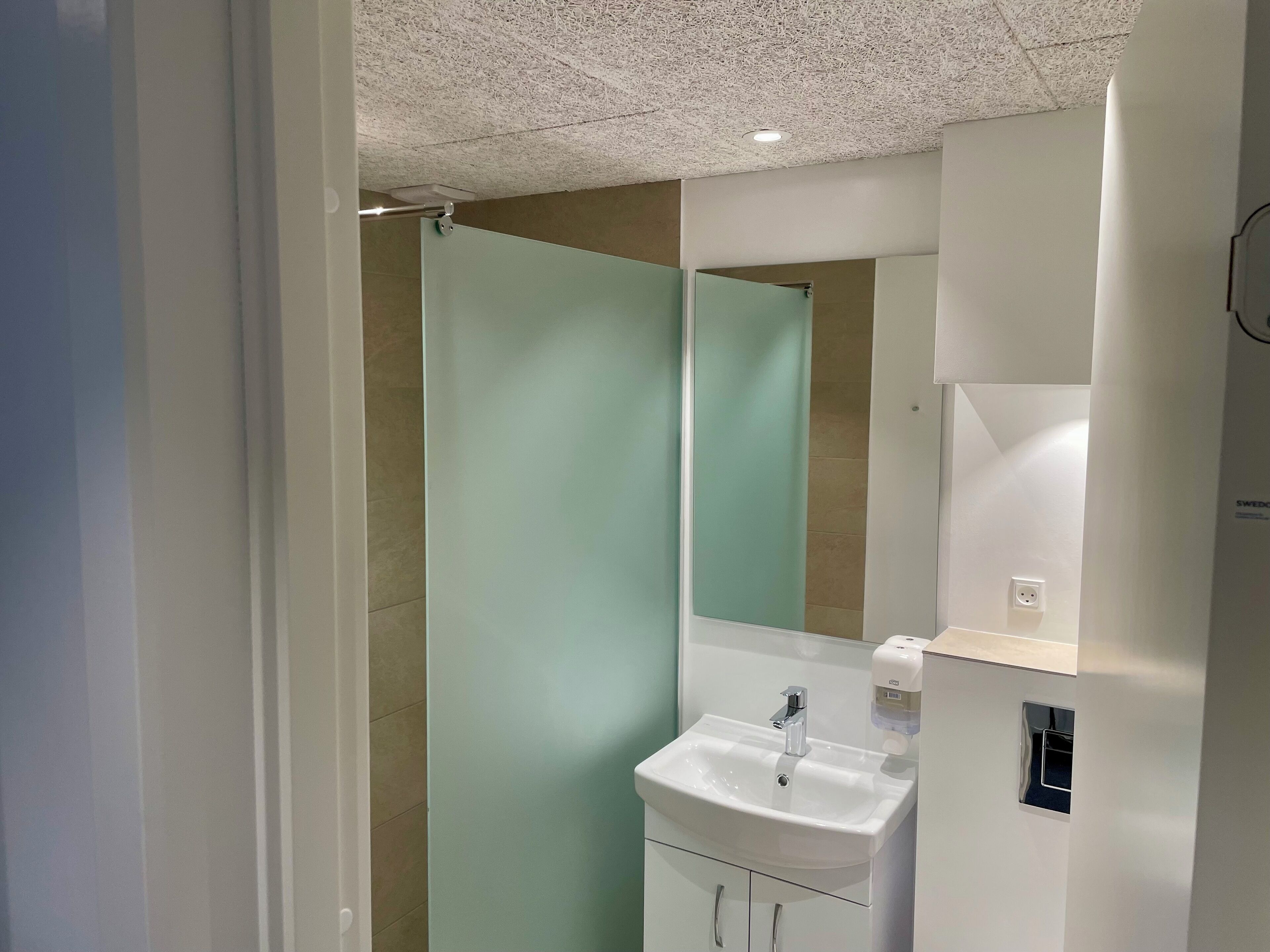 Habitación doble superior | Baño | Ducha y toallas