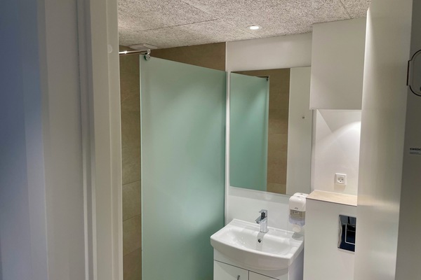 Habitación doble superior | Baño | Ducha y toallas
