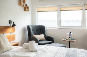 Ropa de cama hipoalergénica, escritorio, wifi gratis y ropa de cama 