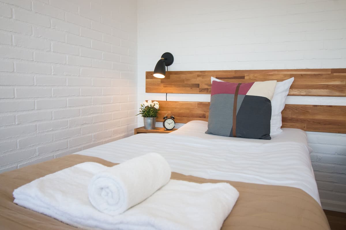 1 bedroom, hypo-allergenic bedding, desk, free wifi