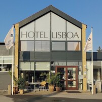 Un hotel llamado "HOTEL LISBOA" con una fachada moderna, ventanas amplias y una entrada visible.