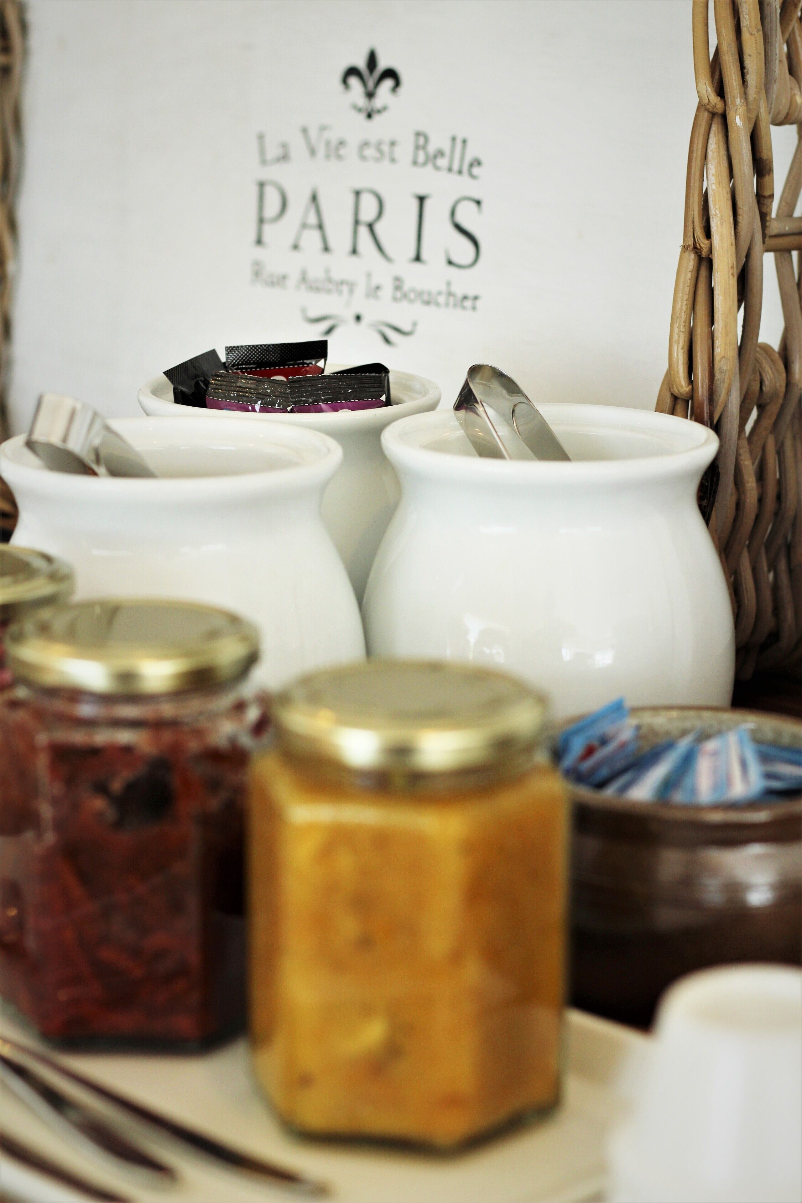 A table with jars of preserves and a sign reading "La Vie est Belle PARIS."