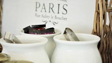 A table with jars of preserves and a sign reading "La Vie est Belle PARIS."