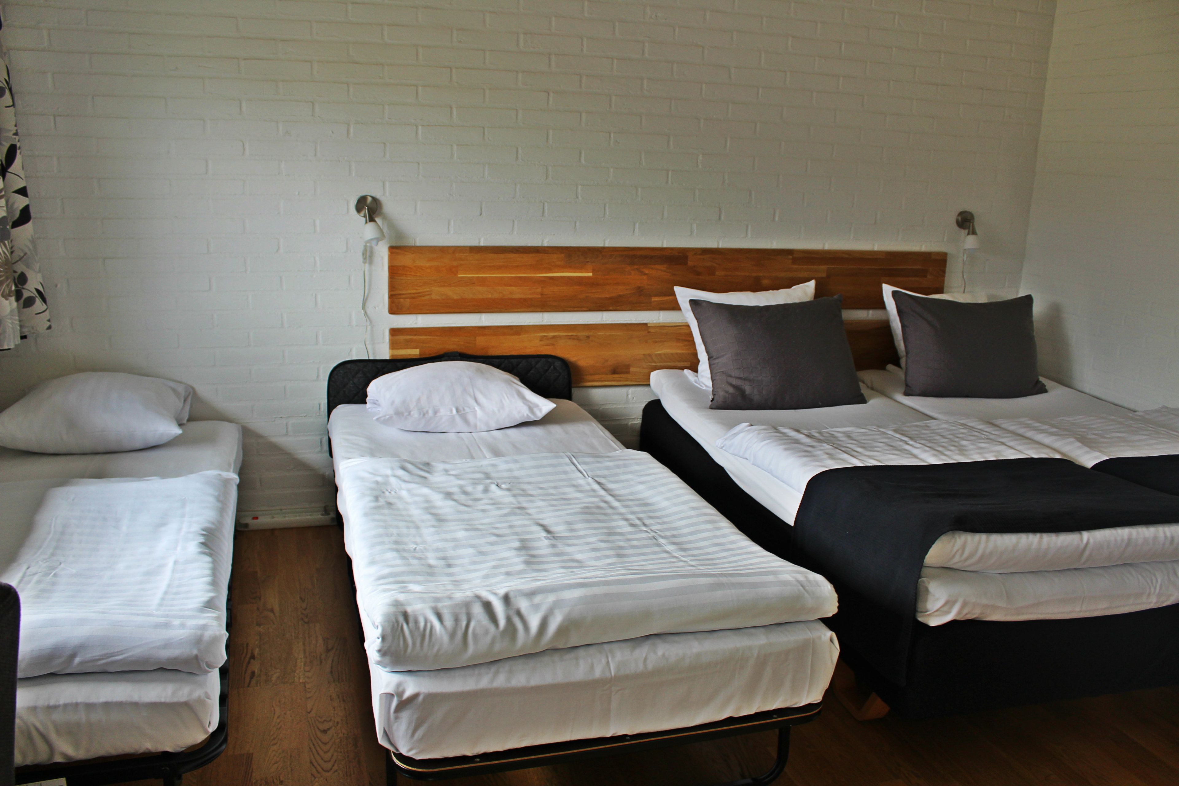 1 bedroom, hypo-allergenic bedding, desk, free wifi