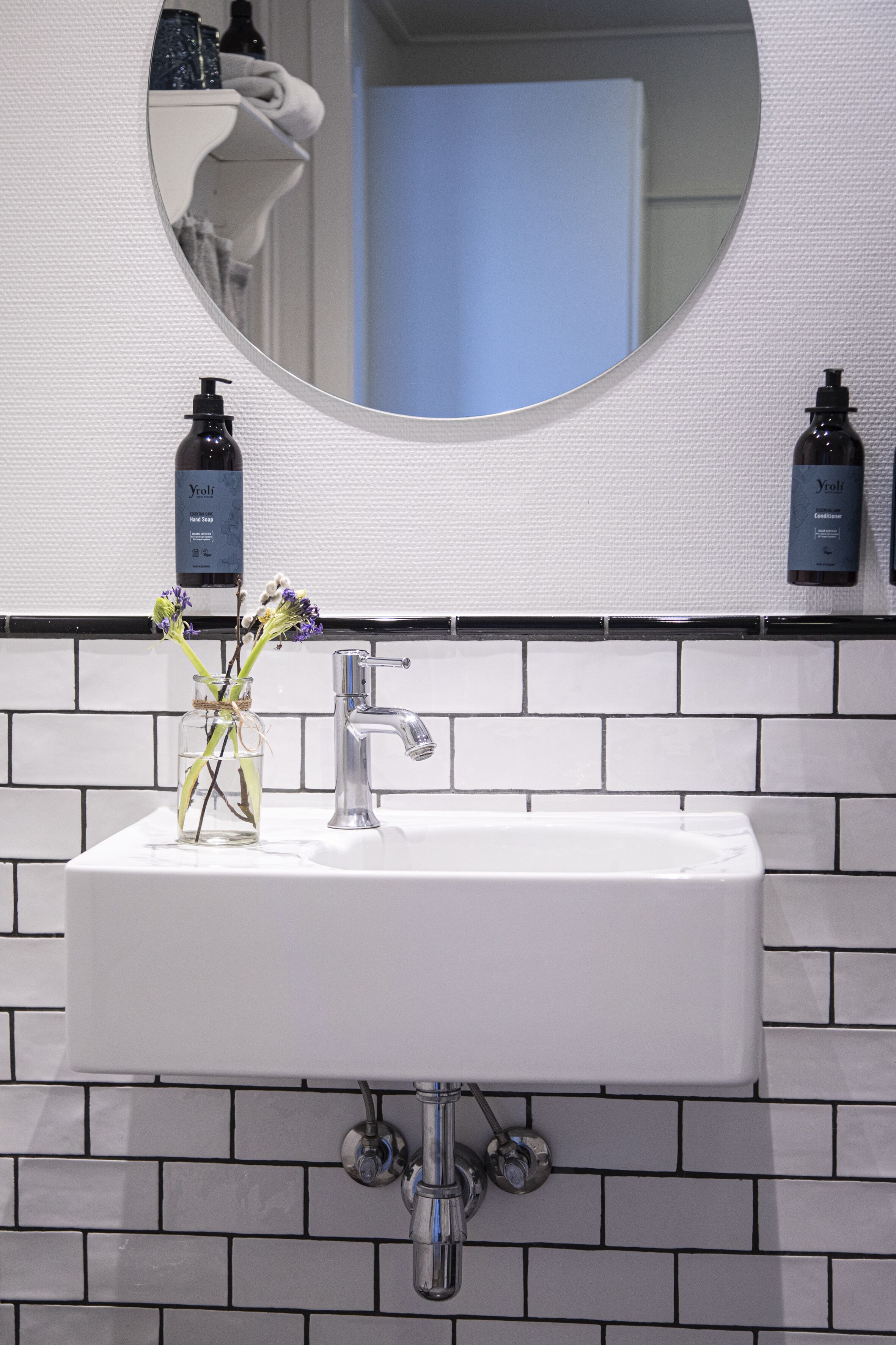 superior double room, 1 queen bed, sea view | bathroom | shower, towels